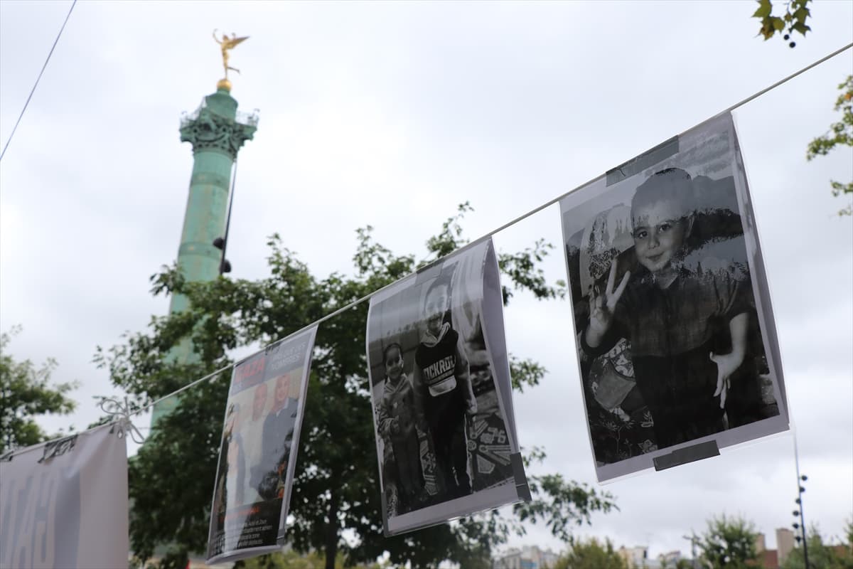 Paris'te Gazze'de katledilen çocuklar için anma töreni