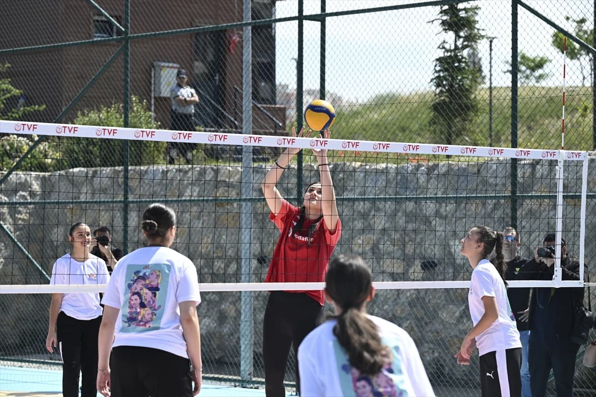 FIVB ve Voleybol Vakfı iş birliğiyle Ankara'da yenilenen "VNL Legacy Court" sahası hizmete açıldı