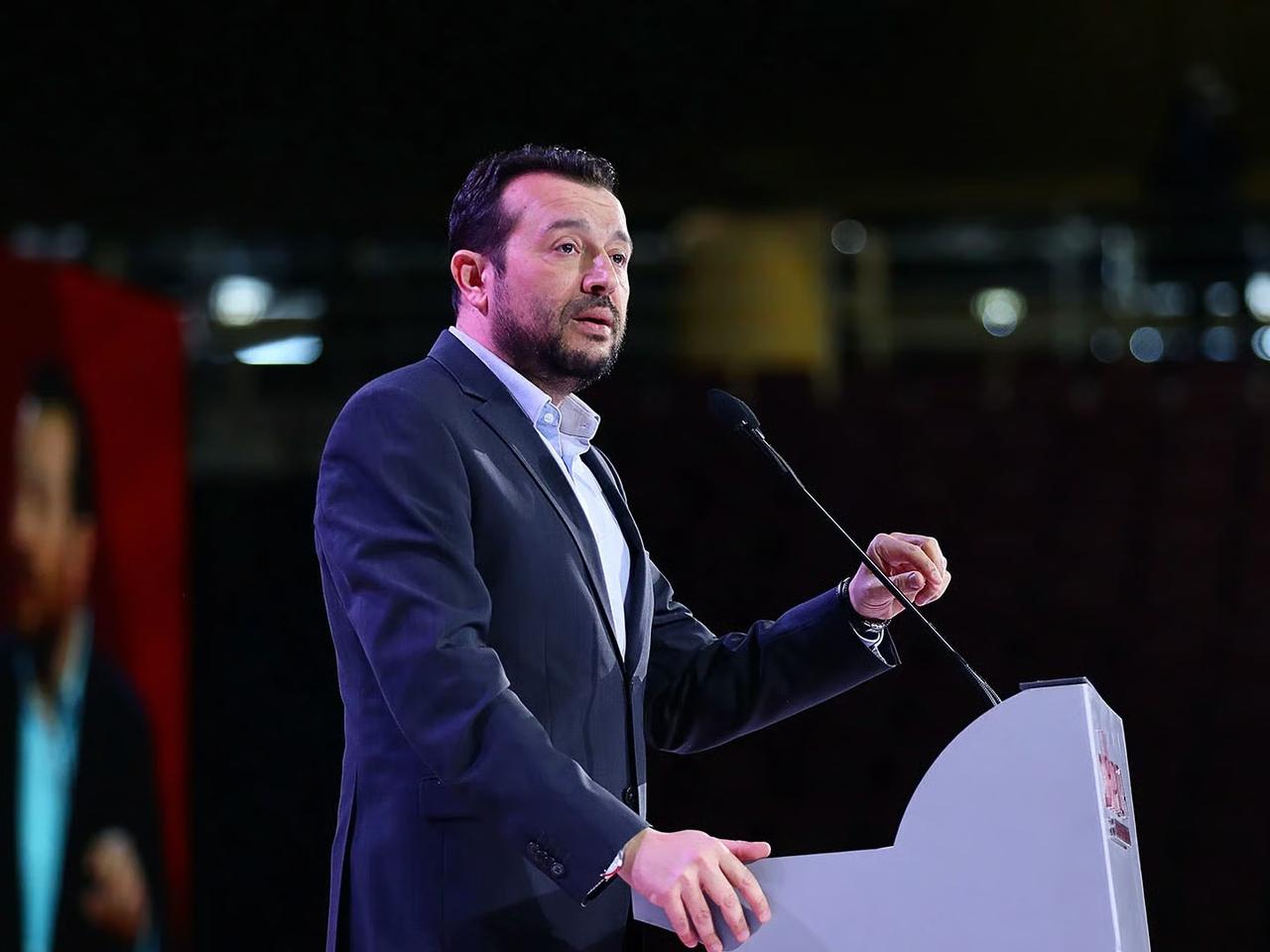 Yunan vekil gazeteci dövdü
