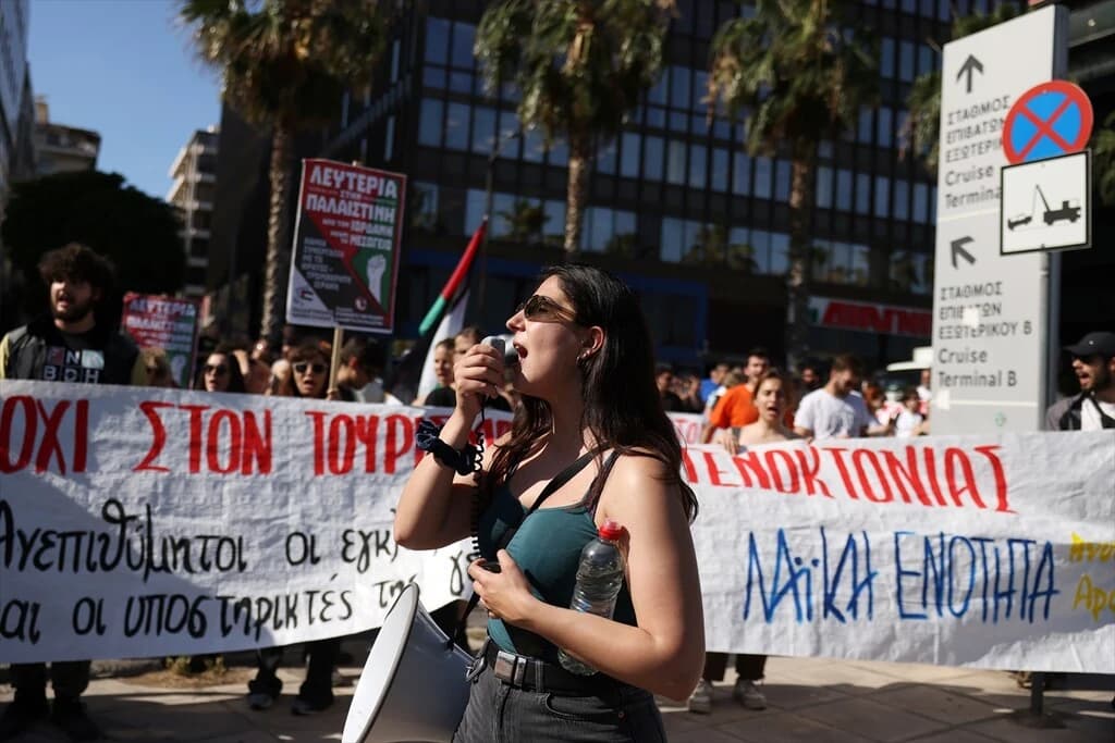 Yunanistan'da İsrailli turistleri taşıyan gemi protesto edildi