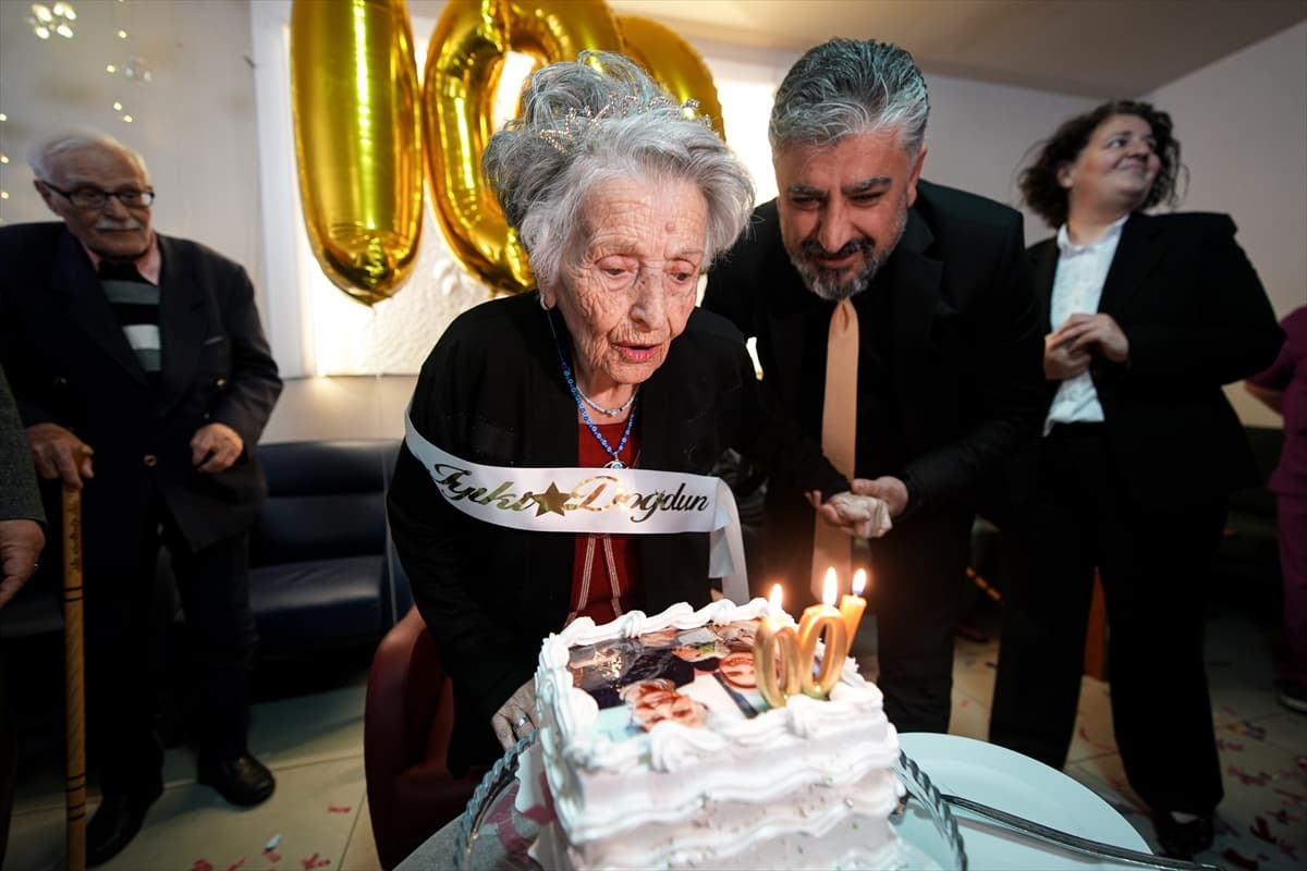 100 yıllık çınarın doğum günü dileği gerçek oldu: İzmir'de asırlık kutlama