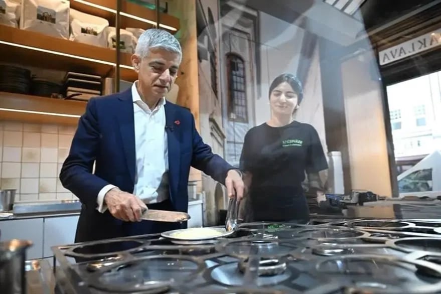 Londra Belediye Başkanı Sadiq Khan Türkiye ziyaretini künefe yaparak duyurdu