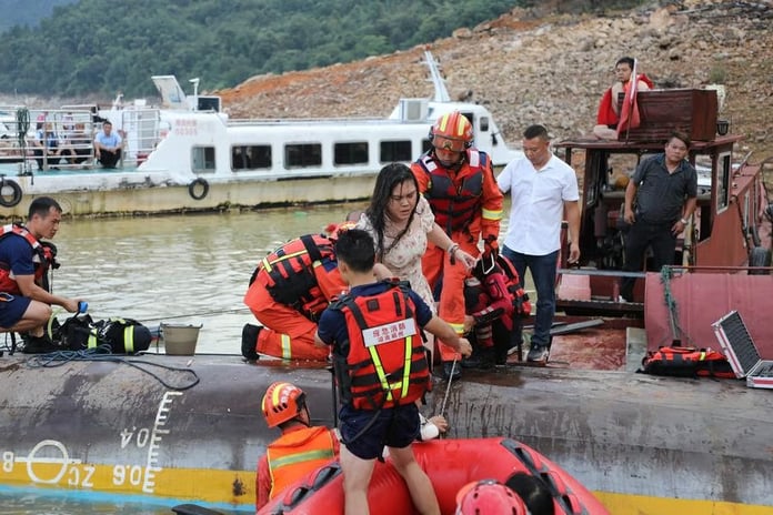 Çin'de tur teknesi alabora oldu: 27 kişi kurtarılırken 2 kişi öldü
