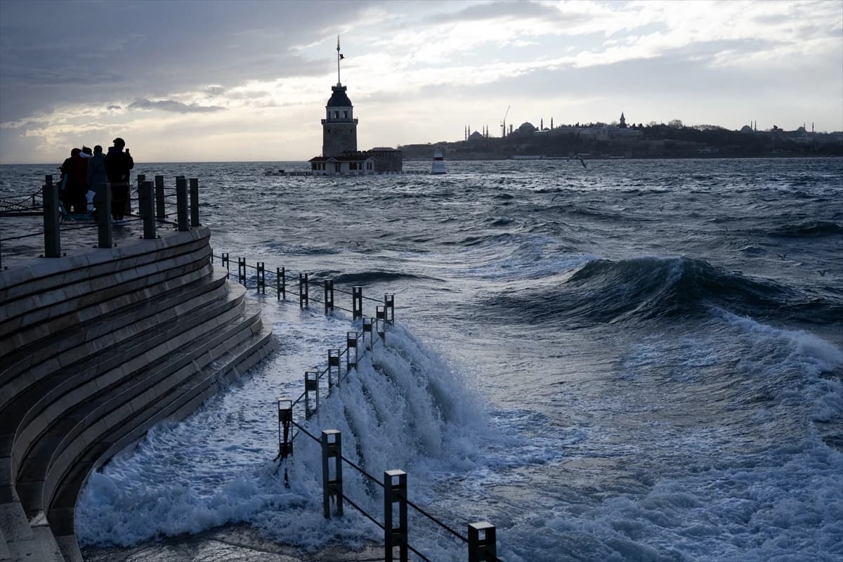 Şiddetli fırtına İstanbul'u vurdu 