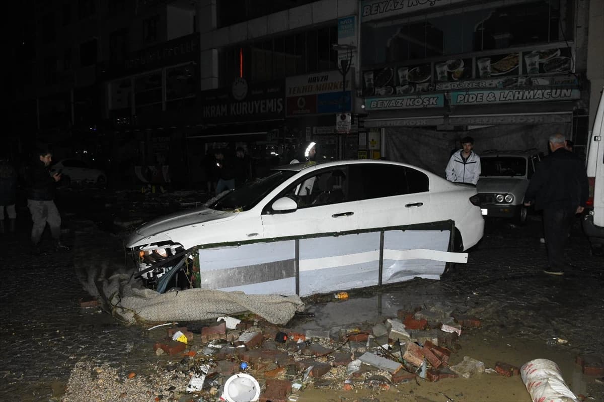 Samsun Havza'da sağanak felaketi: Dereler taştı, 12 kişi yaralandı