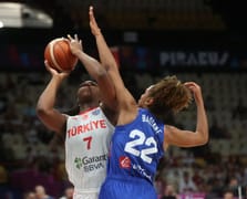 A Milli Kadın Basketbol Takımı, 2025 FIBA EuroBasket ilk maçında Fransa'ya mağlup oldu: Üstünlük son saniyelerde kayboldu