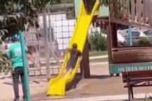 Sıcak havada parkta oynayan çocukları hortumla su sıkarak serinletti