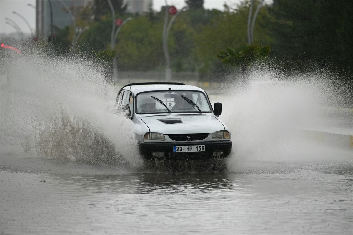 Edirne'de sağanak yağış hayatı felç etti