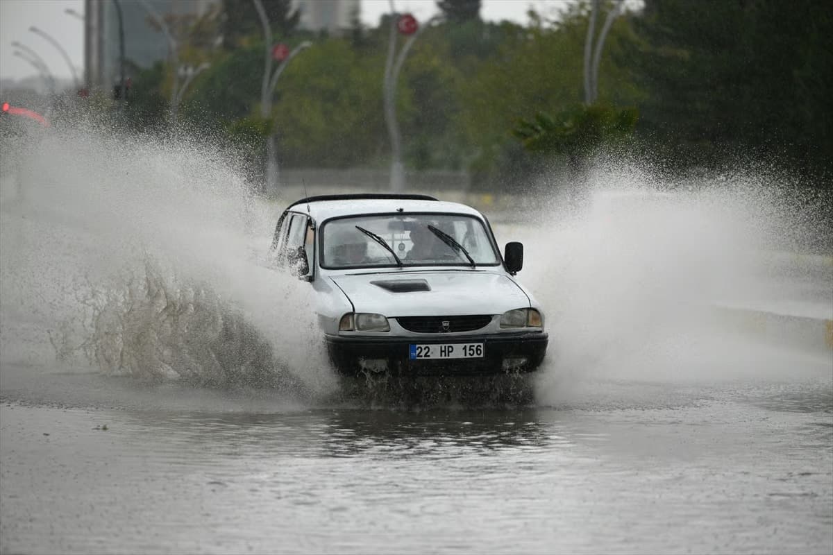 Edirne'de sağanak yağış hayatı felç etti