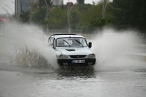 Edirne'de sağanak yağış hayatı olumsuz etkiliyor