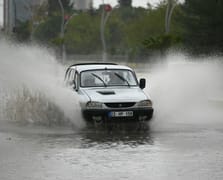 Edirne'de sağanak yağış hayatı olumsuz etkiliyor