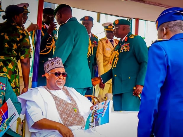 Nijerya Savunma Bakanı Abubakar görevinden ayrıldı