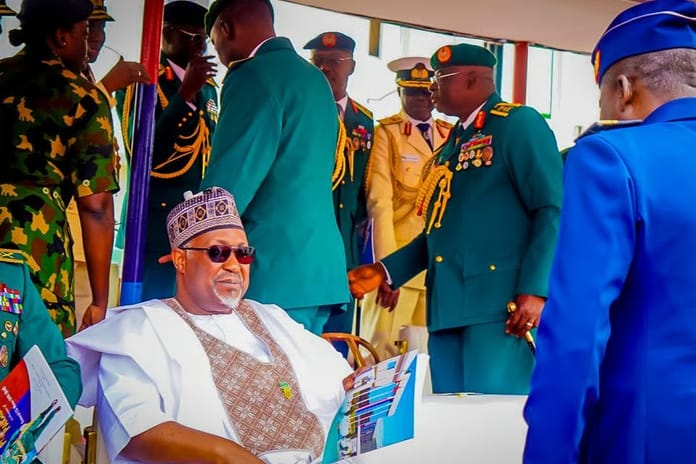 Nijerya Savunma Bakanı Abubakar görevinden ayrıldı