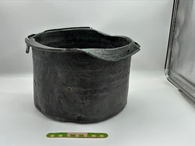 Pergamon Antik Kenti'nde 1400 yıllık bronz kazan bulundu