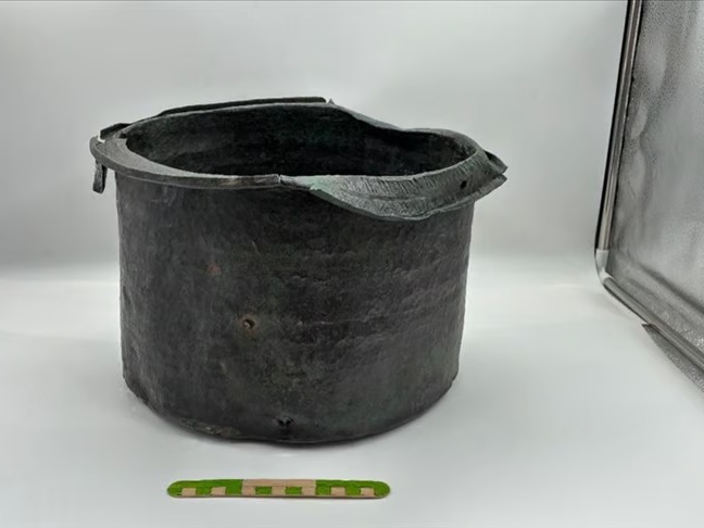 Pergamon Antik Kenti'nde 1400 yıllık bronz kazan bulundu