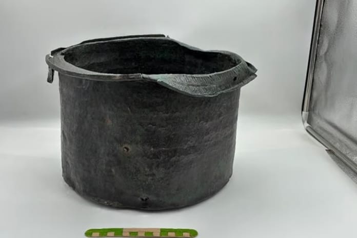 Pergamon Antik Kenti'nde 1400 yıllık bronz kazan bulundu