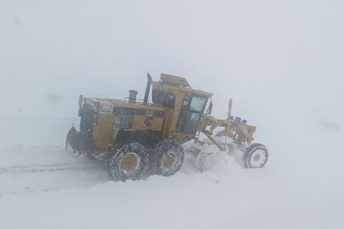 Doğu Anadolu'da kar esareti: 1493 yerleşim yerinin yolu kapandı