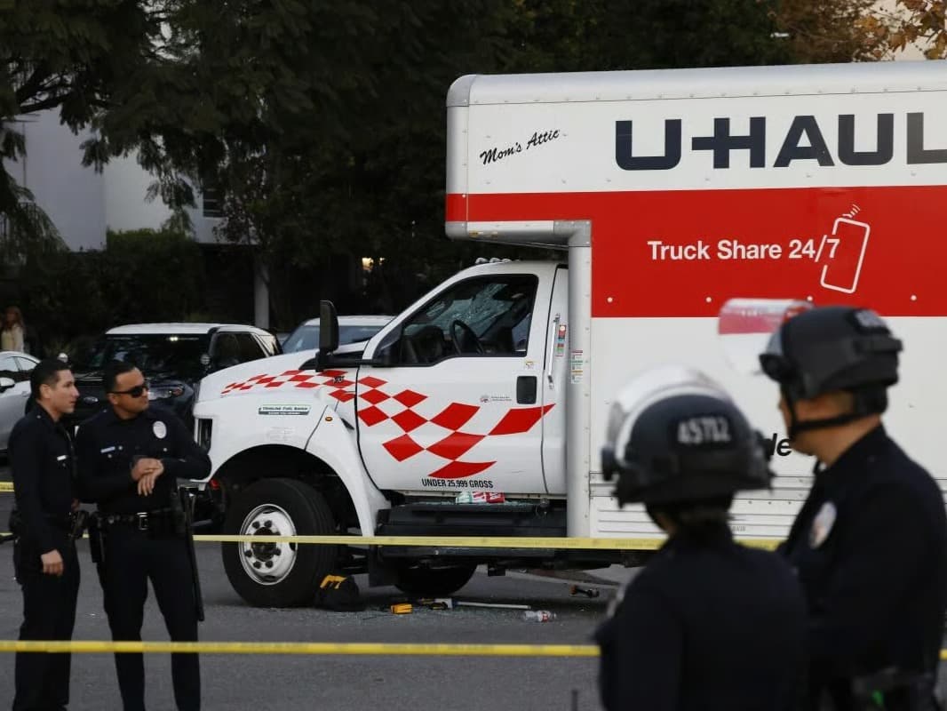 Los Angeles’ta protestoya kamyon daldı