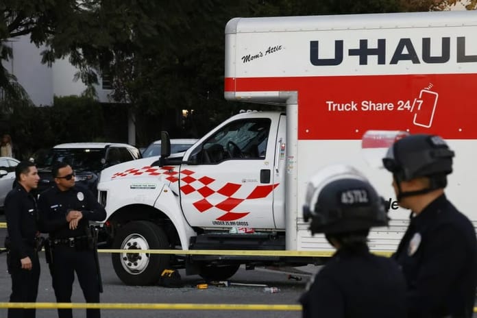 ABD'de İran'a destek gösterisi düzenleyen kalabalığın arasına kamyon daldı