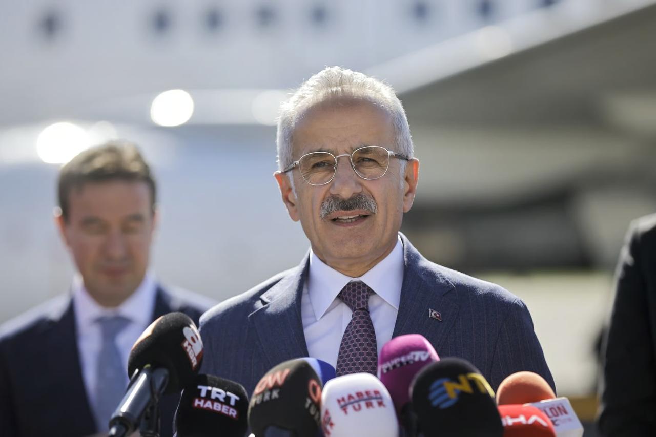 Hürmüz Boğazı’nda kaç gemi bekliyor? Bakan Uraloğlu açıkladı