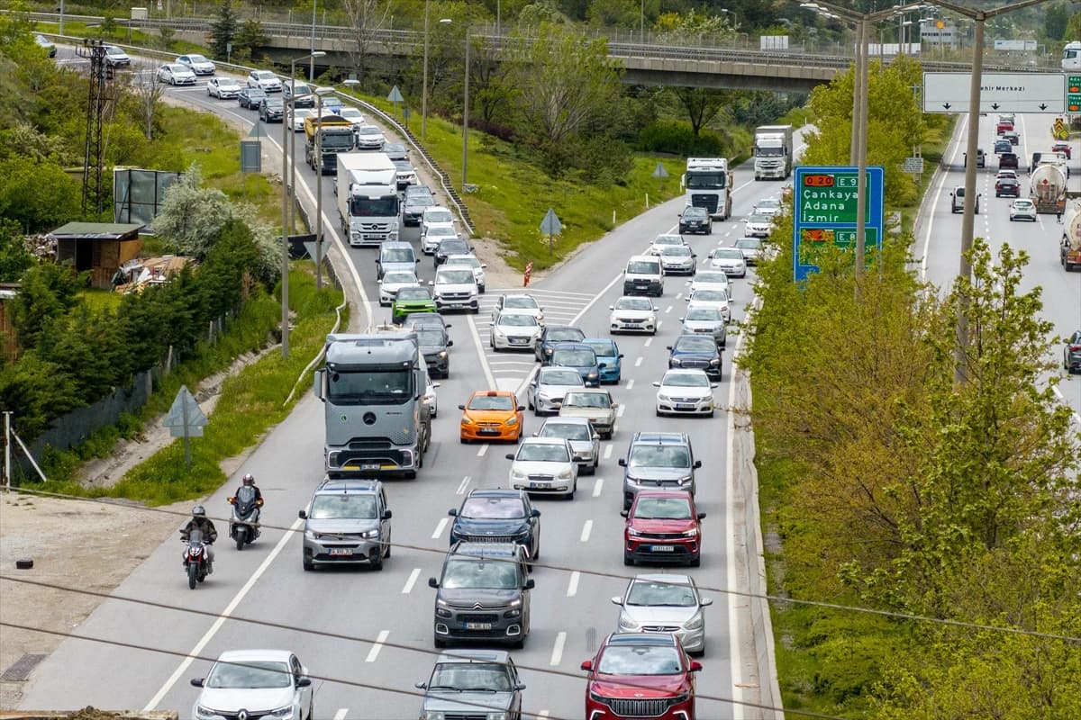 Tatilciler yollarda, trafik durma noktasında!