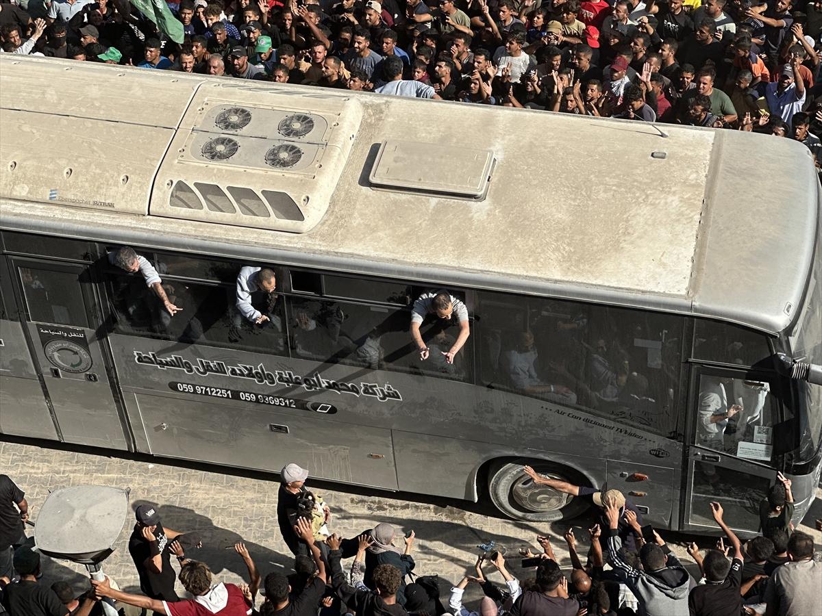 İsrail'in serbest bıraktığı Filistinli esirlerin bir kısmı Gazze'ye ulaştı