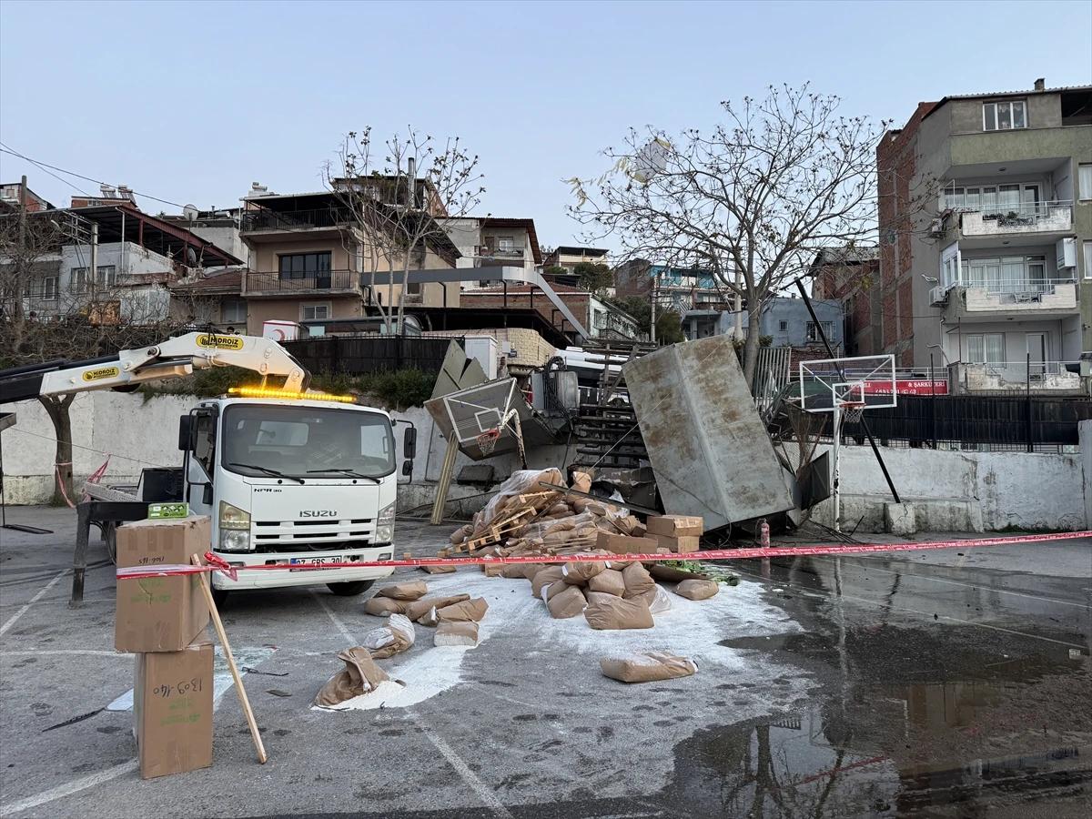 İzmir Konak'ta freni patlayan kamyon okul bahçesine devrildi