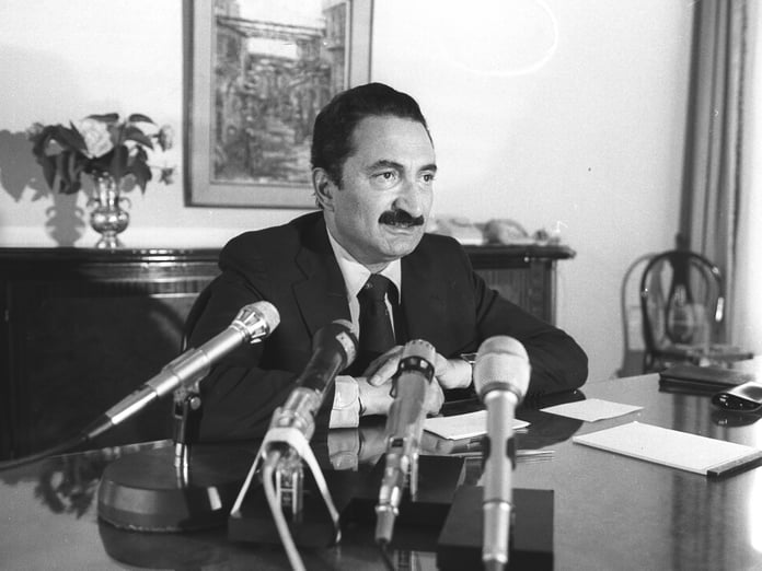 Tarihte Bugün: Bülent Ecevit CHP Genel Başkanı seçildi