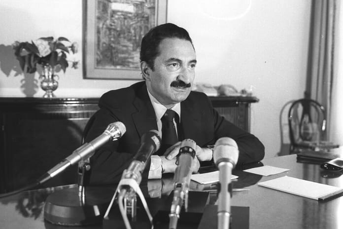 Tarihte Bugün: Bülent Ecevit CHP Genel Başkanı seçildi