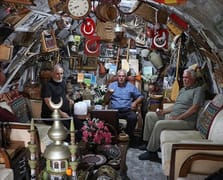 Müze gibi evinde 40 yıldır biriktirdiği antikaları sergiliyor