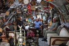 Müze gibi evinde 40 yıldır biriktirdiği antikaları sergiliyor