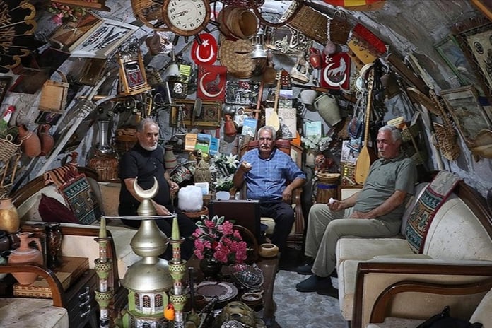 Müze gibi evinde 40 yıldır biriktirdiği antikaları sergiliyor