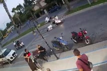 Motosiklet sürücüsü yaya geçidinden geçen turistlere çarptı