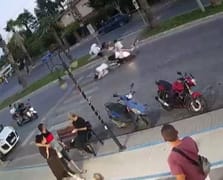 Motosiklet sürücüsü yaya geçidinden geçen turistlere çarptı