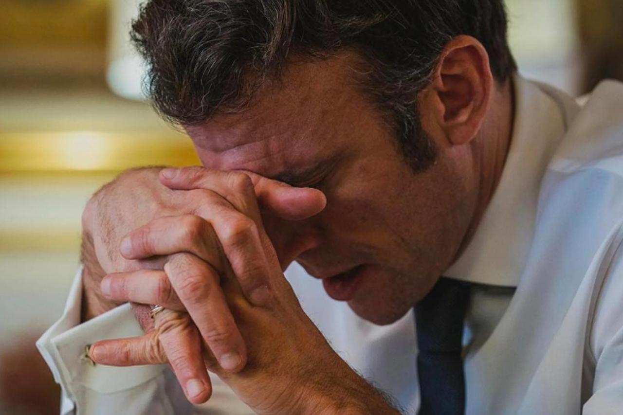 Macron'un popülaritesi dibe çakıldı