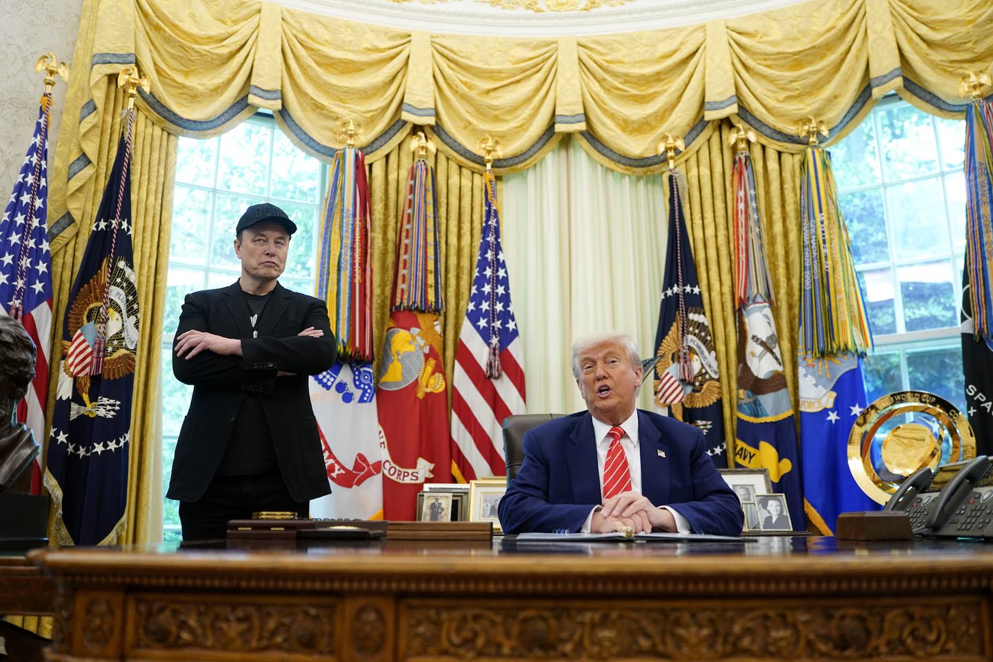 Beyaz Saray'daki görevinden ayrılan Elon Musk'ın Donald Trump ile birlikte katıldığı son basın toplantısında gözünün morarmış olması gündem oldu. (Reuters)