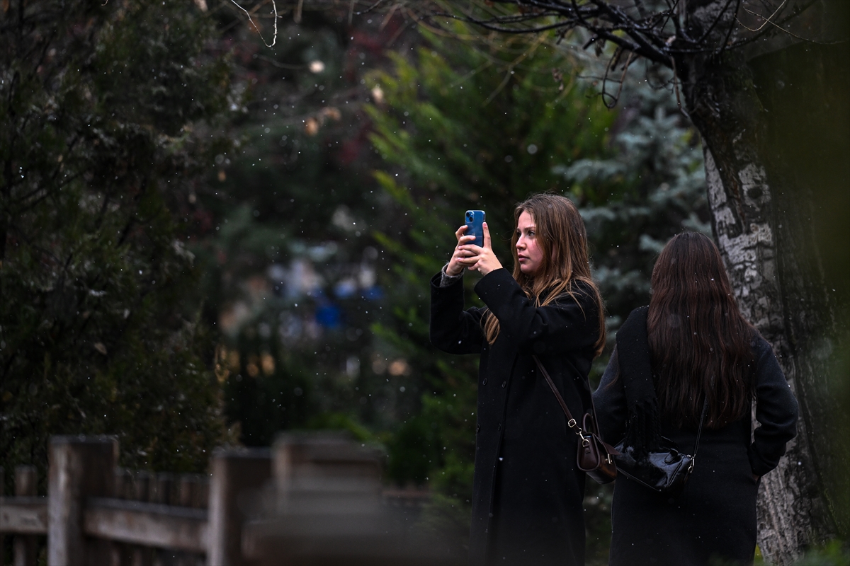 Ankara’nın sembolü Kuğulu Park’ta kış manzarası