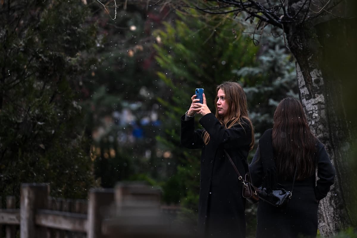 Ankara’nın sembolü Kuğulu Park’ta kış manzarası