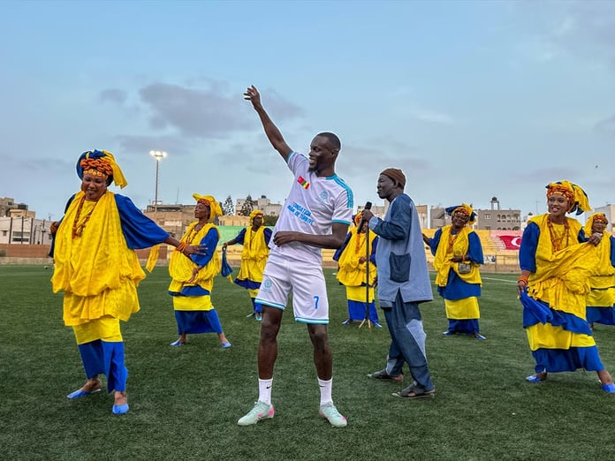 Süper Lig'in Senegalli yıldızları, Dakar'da Maarif Okulu öğrencileriyle dostluk maçında buluştu