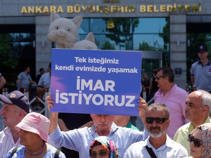 Başkent'te imar mağdurları belediye binası önünde eylem yaptı