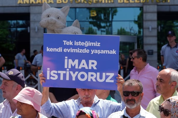 Başkent'te imar mağdurları belediye binası önünde eylem yaptı