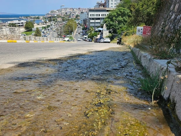 Bandırma'da boşa akan suya vatandaşlar tepki gösterdi