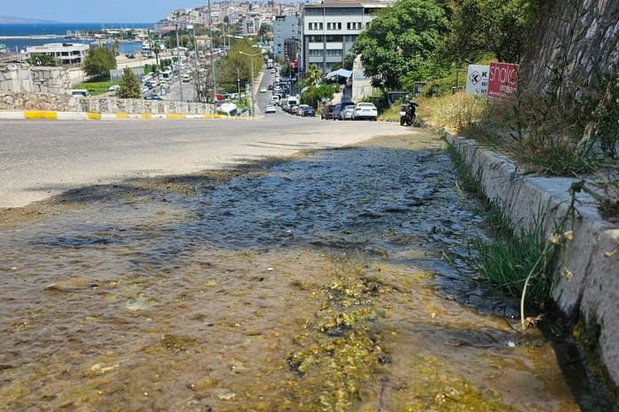 Bandırma'da boşa akan suya vatandaşlar tepki gösterdi