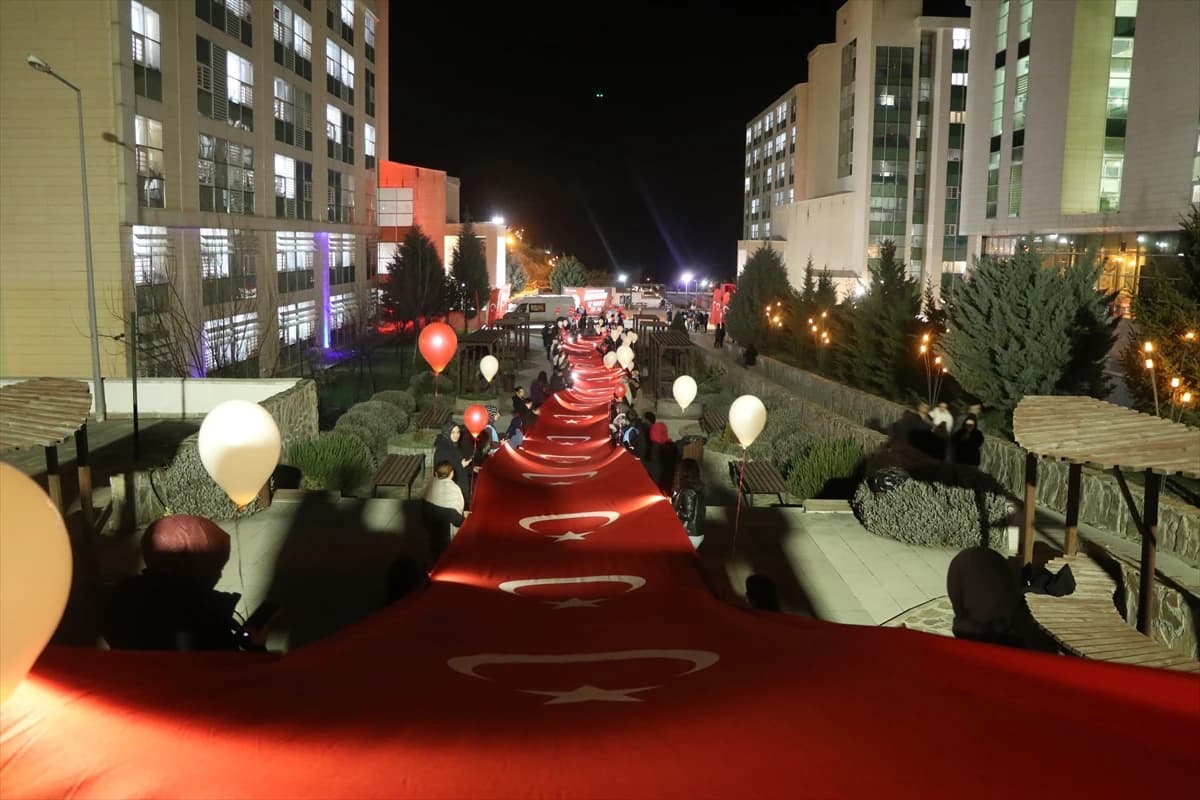 Çankırı'da İstiklal Marşı'nın 105. yılı dev Türk bayrağıyla kutlandı