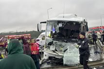 Polis servisi zincirleme kazaya karıştı: Şehit olduğu sanılan polis hayata döndürüldü