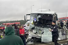Polis servisi zincirleme kazaya karıştı: Şehit olduğu sanılan polis hayata döndürüldü