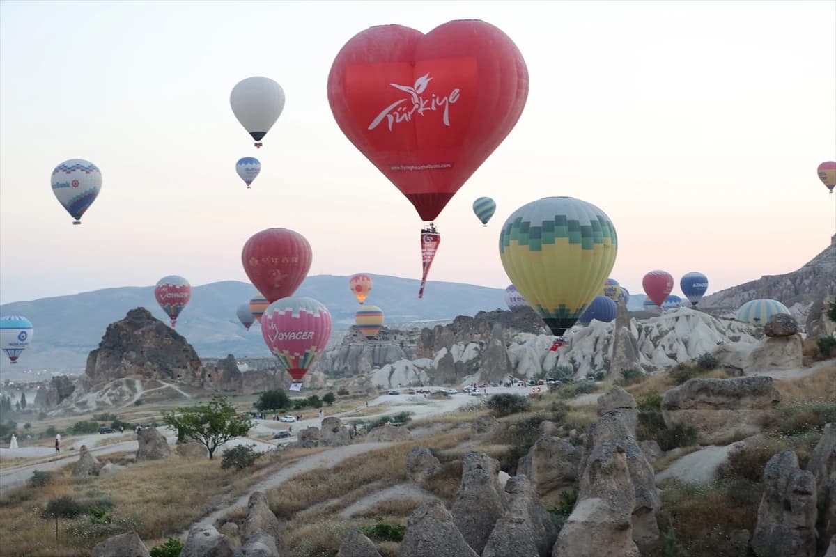 Kapadokya gökyüzünde anlamlı uçuş: Sıcak hava balonları 15 Temmuz için havalandı