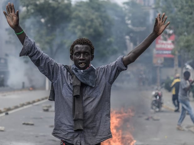 Kenya'da binlerce kişi sokakta