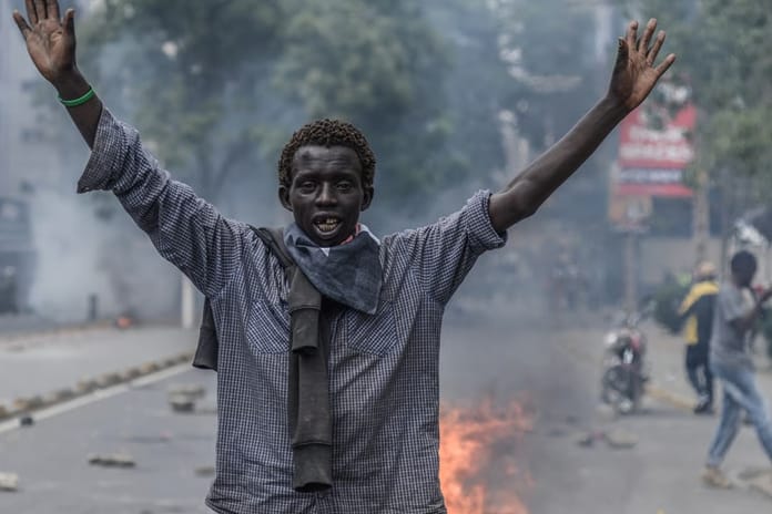 Kenya'da binlerce kişi sokakta