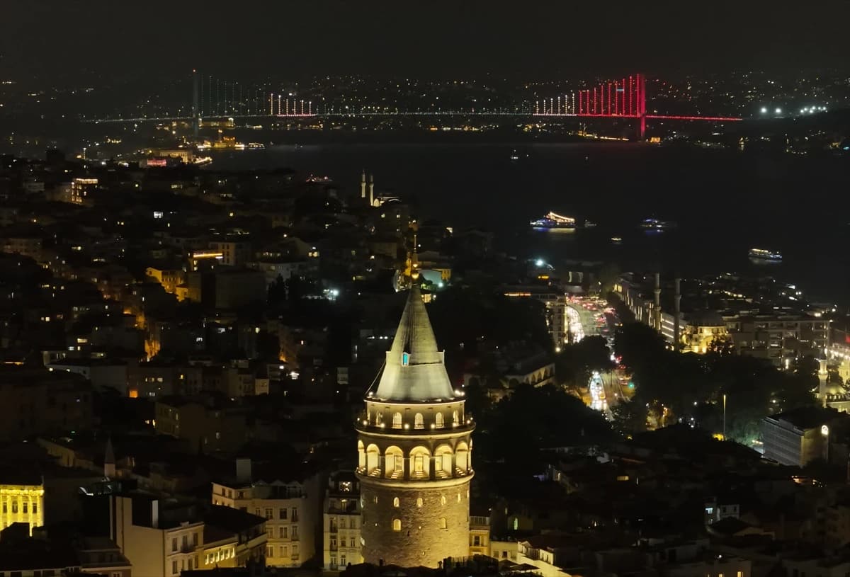 Ankara ve İstanbul'da Mekke Anlaşması şöleni: Simge yapılar aydınlatıldı